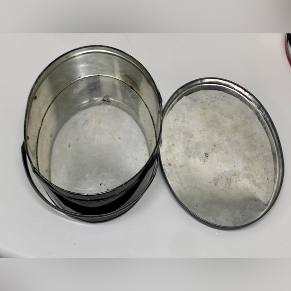 Early Mid Century Vintage Rose Floral Pattern Metal Lidded Handled Biscuit Tin - Picture 14 of 16